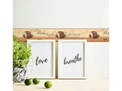 Bricoflor Küchentapete mit Kaffee Design Selbstklebende Tapetenbordüre in Beige Braun Vlies Tapetenborte mit Vinyl mit Schriftzug
