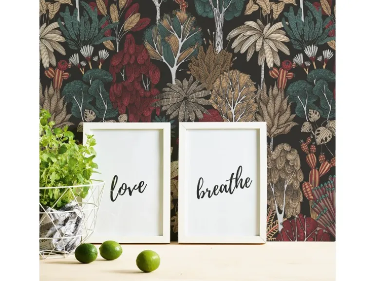 Bricoflor Schwarze Waldtapete Elegante Tapete mit Bäumen in Grün und Rot Wohnzimmer und Esszimmer Vliestapete mit Baum Muster