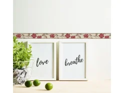 Bricoflor Tapetenbordüre mit Blumen für Schlafzimmer und Esszimmer Selbstklebende Bordüre in Rot und Beige Schmale Tapetenborte aus Vlies und Vinyl
