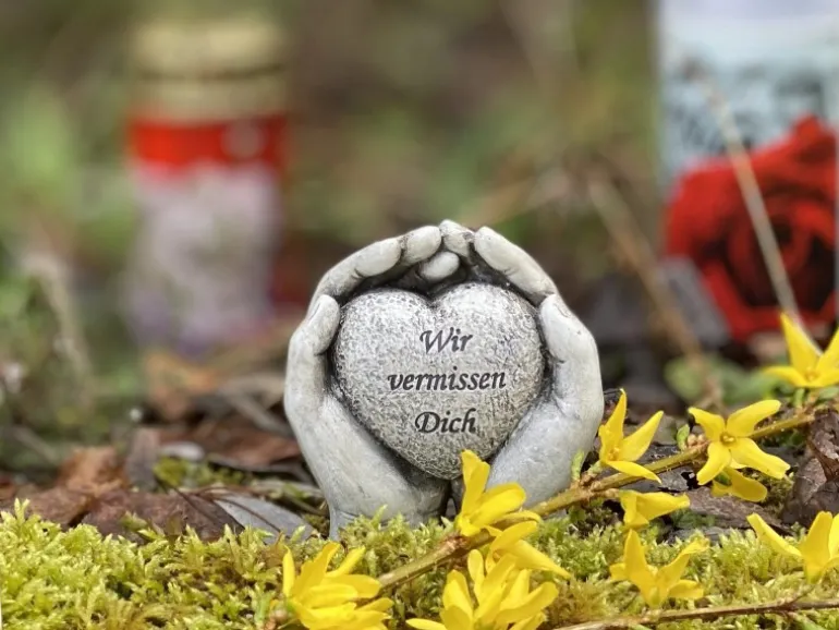 Flower Power Grabdekoration Memoria Hände mit Herz
