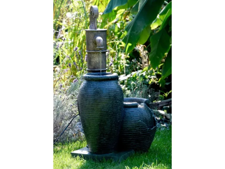 Großer Design-Gartenbrunnen mit Handpumpe 47,5 cm x 38,5 cm x 84 cm
