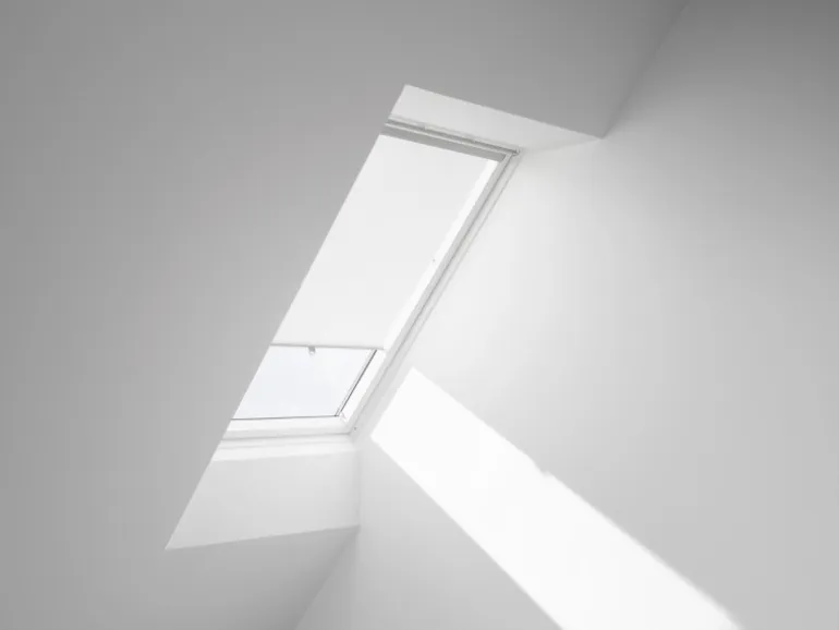 Velux Sichtschutzrollo mit Haltekrallen RHL 100 1028 Weiß